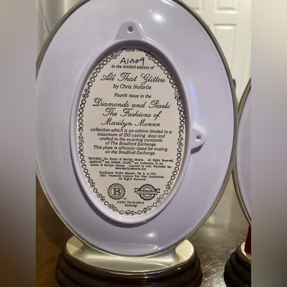 MARILYN MONROE STATUES AND PLATES BY BRADFORD EXCHANGE - Picture 9 of 11